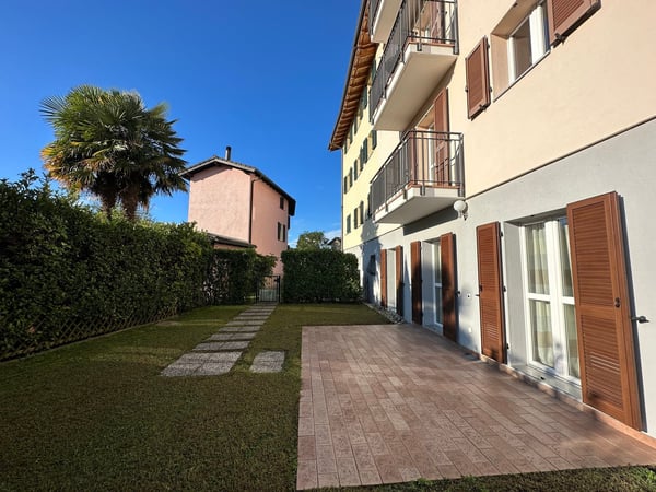 Magliaso, appartamento in contesto di 7 unità. Dotato di due bagni e giardino privato. 14