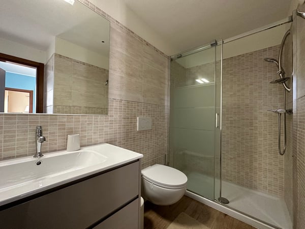 Magliaso, appartamento in contesto di 7 unità. Dotato di due bagni e giardino privato. 11