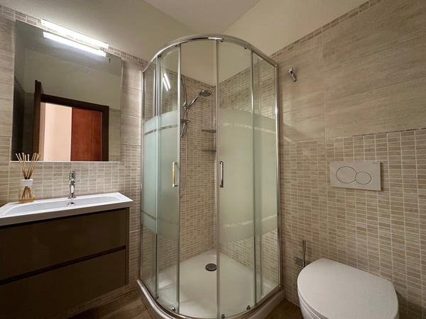 Magliaso, appartamento in contesto di 7 unità. Dotato di due bagni e giardino privato. 10