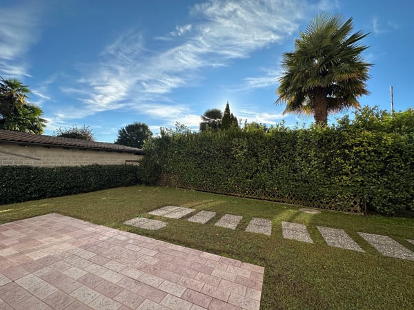 Magliaso, appartamento in contesto di 7 unità. Dotato di due bagni e giardino privato. 12