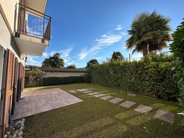 Magliaso, appartamento in contesto di 7 unità. Dotato di due bagni e giardino privato. 2