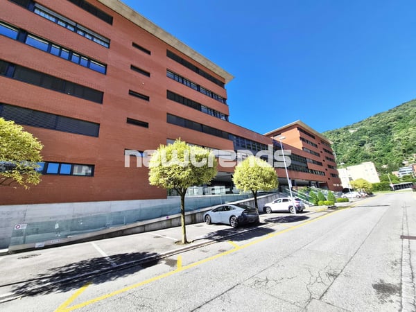 Agno: affittasi ampio ufficio semi-arredato di 230 m², disponibilità i 12