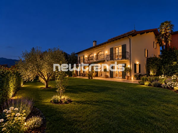 Vendesi ampia casa bifamiliare con giardino privato