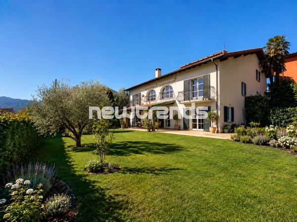 Vendesi ampia casa bifamiliare con giardino privato 2