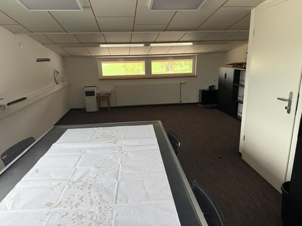 Halle industrielle avec bureau 9