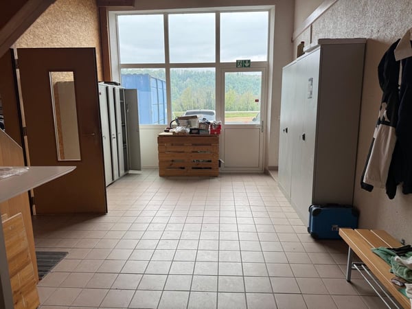 Halle industrielle avec bureau 11