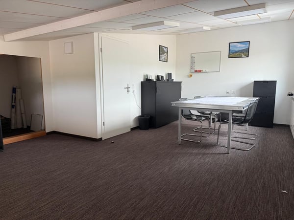 Halle industrielle avec bureau 8