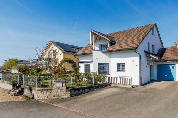 Grosszügiges Einfamilienhaus mit Pool 19