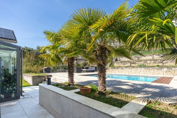 Grosszügiges Einfamilienhaus mit Pool 2