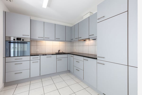 Moderne 3.5 Zimmerwohnung mit verglastem Balkon 2
