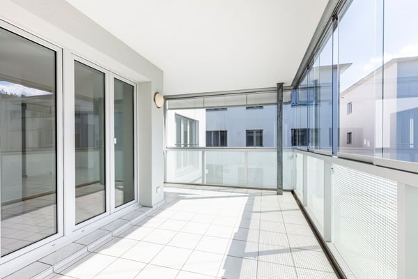 Moderne 3.5 Zimmerwohnung mit verglastem Balkon 4