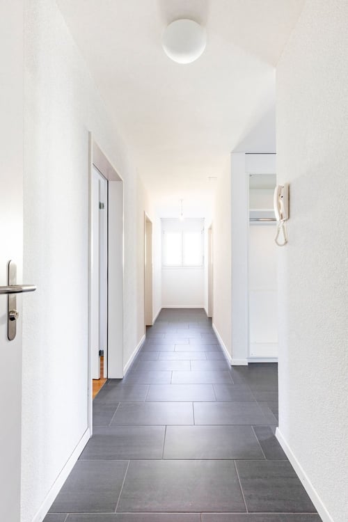 Moderne 3.5 Zimmerwohnung mit verglastem Balkon 10