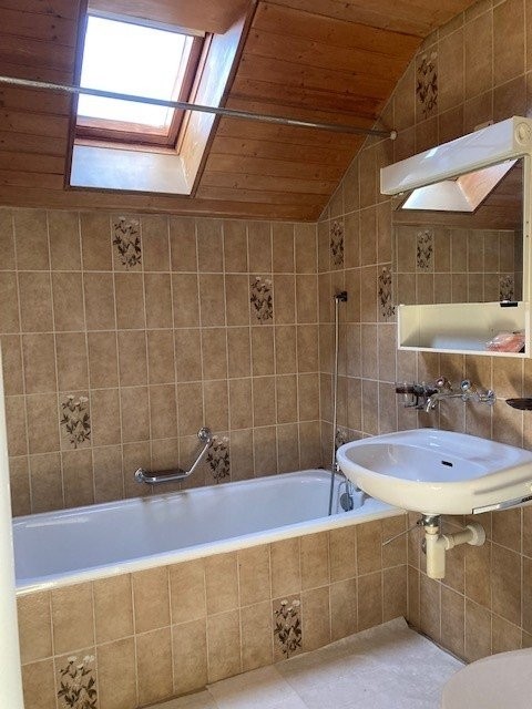 Grosszügige 2.5 Zimmer-Dachwohnung in Oppligen 4