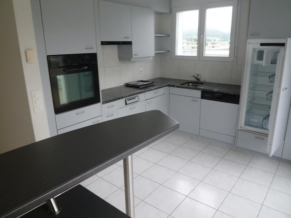 Moderne 5.5 Zimmer Attika-Wohnung mit verglastem Balkon & Terrasse 2