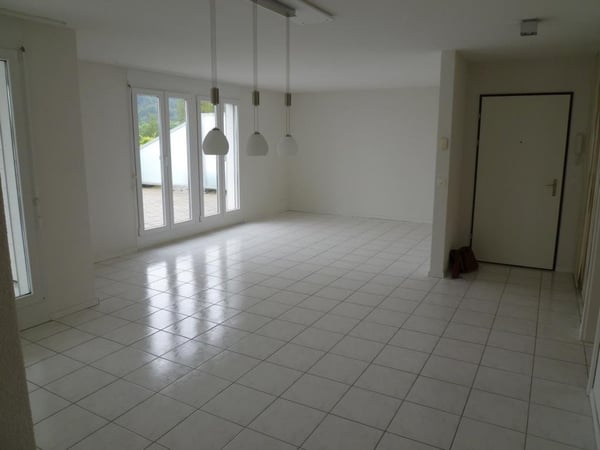 Moderne 5.5 Zimmer Attika-Wohnung mit verglastem Balkon & Terrasse 3