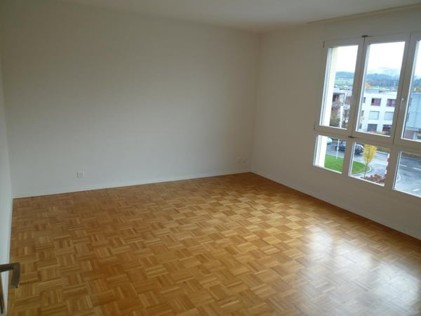 Moderne 5.5 Zimmer Attika-Wohnung mit verglastem Balkon & Terrasse 4