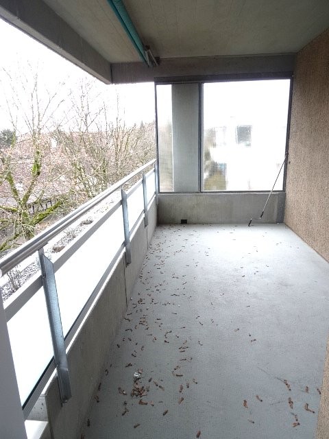 Grosse 3.5-ZW à 102 m² zuoberst im 3. OG 8