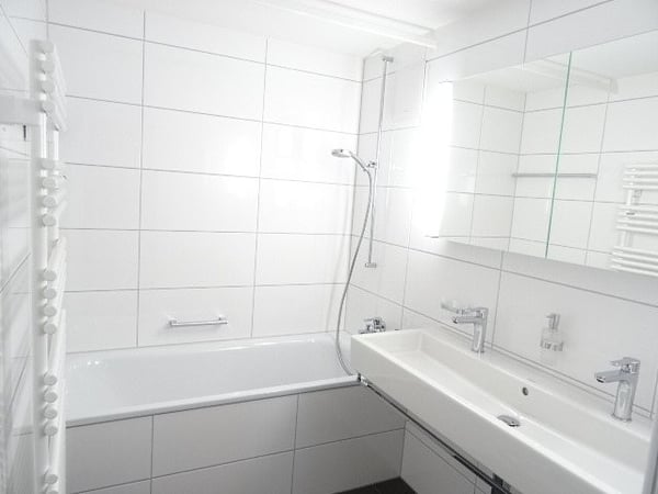 Grosse 3.5-ZW à 102 m² zuoberst im 3. OG 4