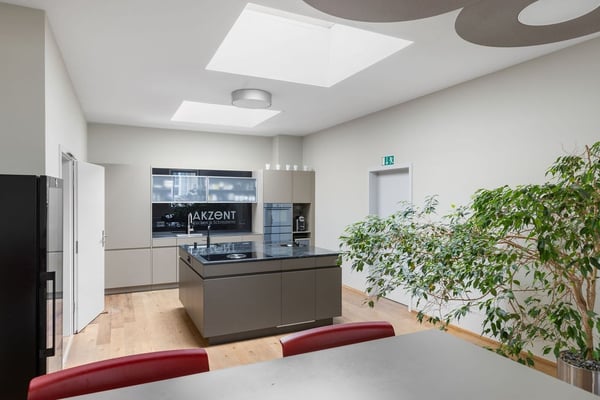 Gewerbezentrum mit Lager, Büro und Showroom an attraktiver Lage in Ittigen 5