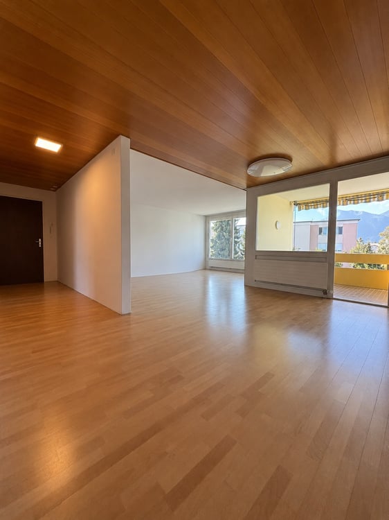 Grosszügige 4.5-Zimmer-Wohnung mit Balkon und Bergblick in Thun 2