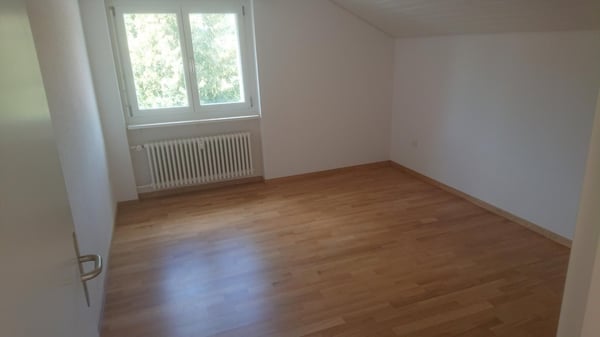 Tolle 2.5-Zimmer-Dach-Wohnung mit Nebenraum zu vermieten 4