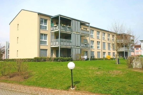 Grosse 2.5-ZW à 59 m2 im 1. OG mit Balkon 1