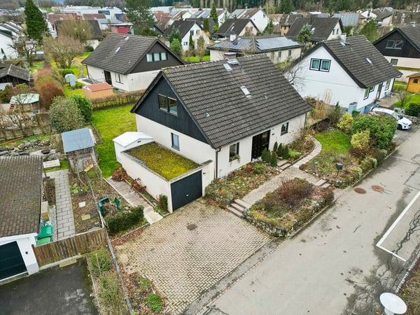 Freistehendes Einfamilienhaus mit Ausbaupotential und viel Umschwung 1