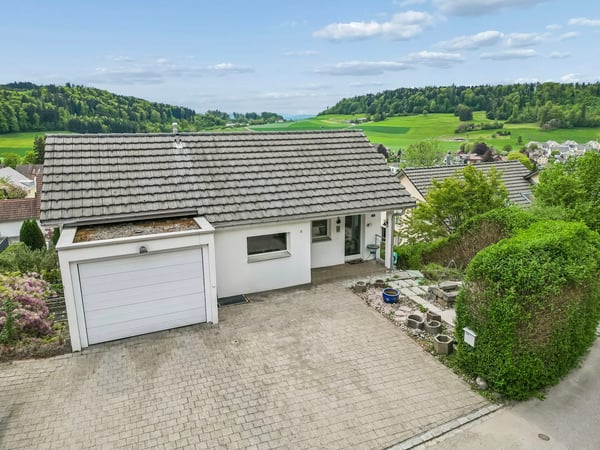 5.5-Zimmer-Einfamilienhaus an erhöhter und begehrter Lage mit Umschwung 1