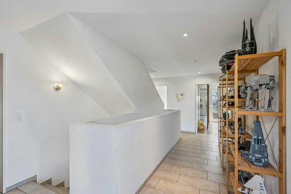 5.5-Zimmer-Einfamilienhaus an erhöhter und begehrter Lage mit Umschwung 13