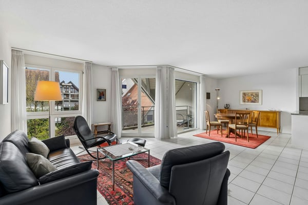 Grosszügige 2½-Zimmer-Eigentumswohnung mit zwei Balkonen 1