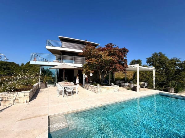 Befristete Vermietung: Exklusives 7.5-Zimmer-Architektenhaus mit Seesicht, Pool und Dachterrasse 2