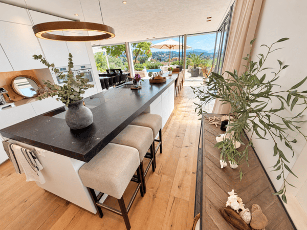 Befristete Vermietung: Exklusives 7.5-Zimmer-Architektenhaus mit Seesicht, Pool und Dachterrasse 8