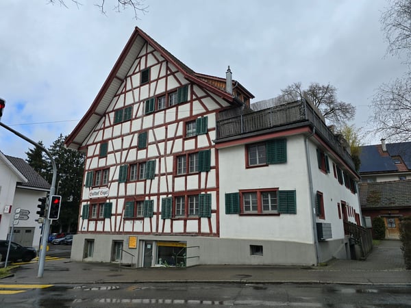 Charmante 7.5-Zimmer-Wohnung in historischem Gebäude in Ottenbach 1