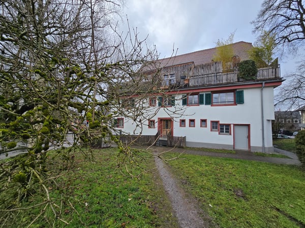 Charmante 7.5-Zimmer-Wohnung in historischem Gebäude in Ottenbach 2