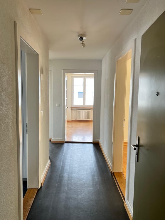 Helle 4-Zimmer-Wohnung mit Balkon an ruhiger Lage in Zürich-Wollishofen 2