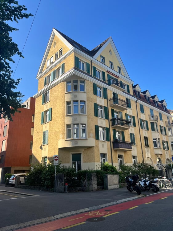 Helle Dachmaisonette mit Dachterrasse und Alpenblick
