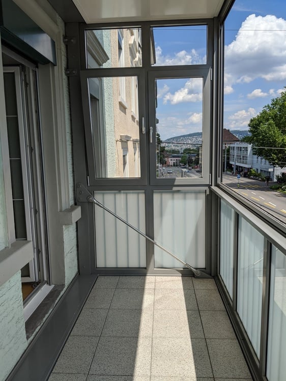 Helle 4-Zimmer-Wohnung mit Balkon an der Albisstrasse in Zürich 11