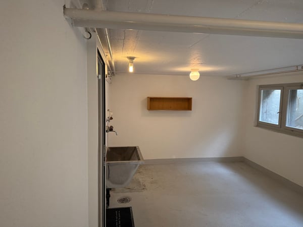 Grosszügiger, geheizter Bastelraum, Strom- Wasseranschluss an zentraler Lage, Parkplatz aktuell frei 1