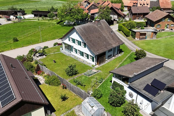 Einfamilienhaus mit grossem Garten, Fernsicht und zusätzlichem Ausnützungspotenzial 1