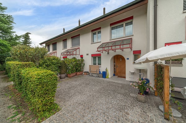 Charmantes 4.5-Zimmer-Reihenmittelhaus in ruhigem Wohnquartier in Bassersdorf 1