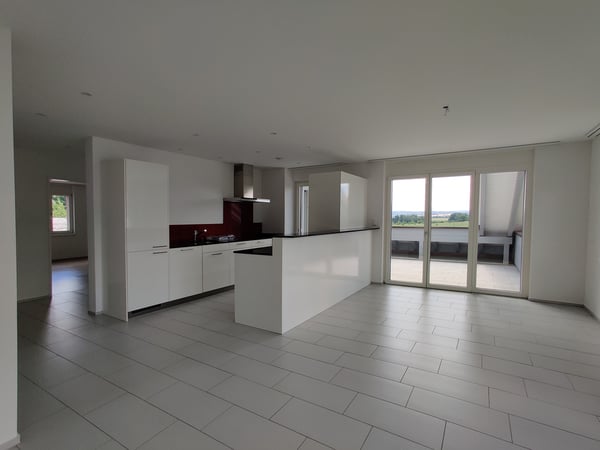 moderne, grosszügige 5½ Zimmerwohnung mit sonnigem Balkon 3