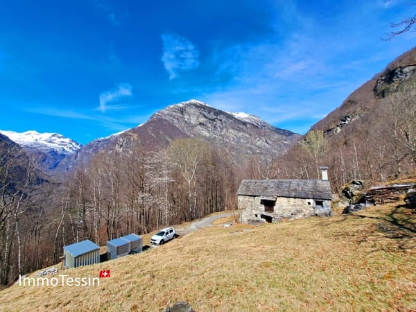 Rustico an aussergewöhnlicher Alleinlage inmitten eines 10`000 m2 Grundstückes 3