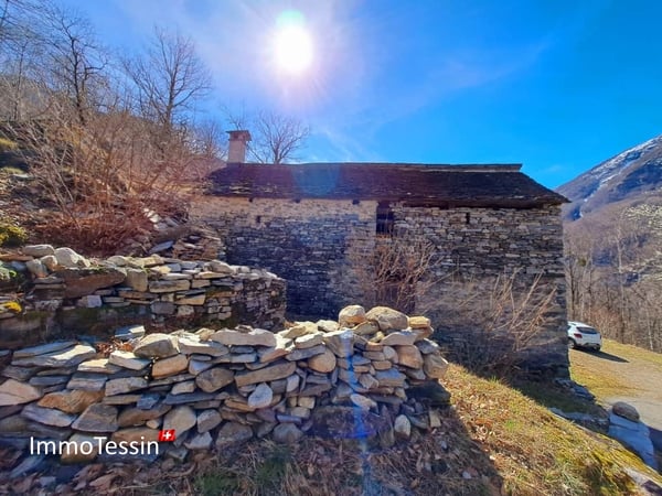 Rustico an aussergewöhnlicher Alleinlage inmitten eines 10`000 m2 Grundstückes 2