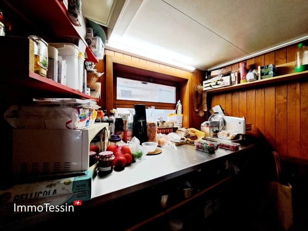 Kleines charmantes Gasthaus am bekannten Dorfplatz von Osco mit grossem Ausbaupotential 9