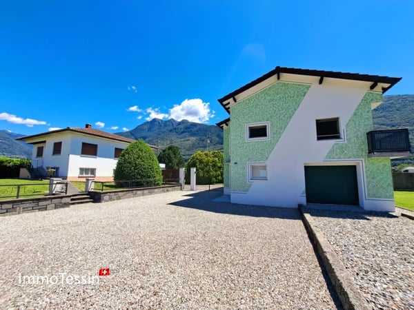 Einzigartiges Anwesen mit 2 Villen & Reitstall perfekt für Pferdehaltung, mit 4400 m2 Grundstück in Giubiasco 1