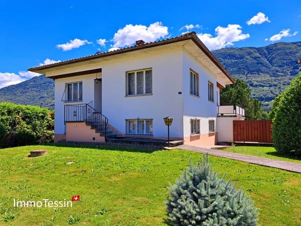 Villa mit Rebberg und riesigem Grundstück von 2200 m2 in Giubiasco 1