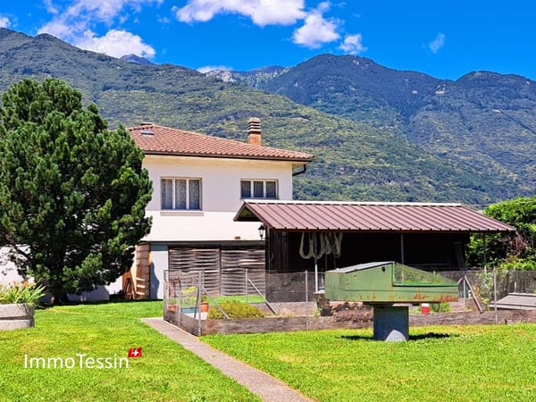 Villa mit Rebberg und riesigem Grundstück von 2200 m2 in Giubiasco 2