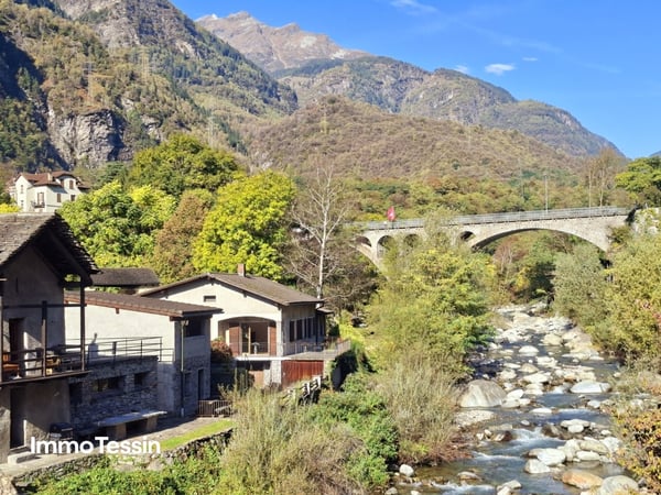 SELTENHEIT: Haus auf der Insel in Giornico, dem als schönstes Dorf in der Schweiz ausgezeichneten Dorf 3