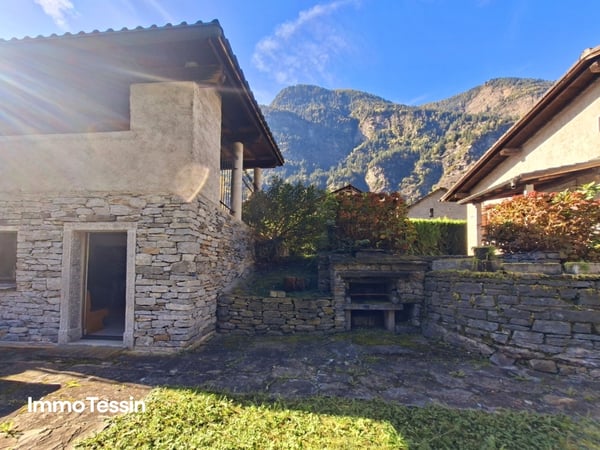 SELTENHEIT: Haus auf der Insel in Giornico, dem als schönstes Dorf in der Schweiz ausgezeichneten Dorf 13