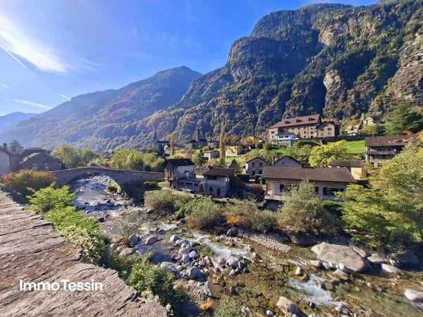 SELTENHEIT: Haus auf der Insel in Giornico, dem als schönstes Dorf in der Schweiz ausgezeichneten Dorf 1
